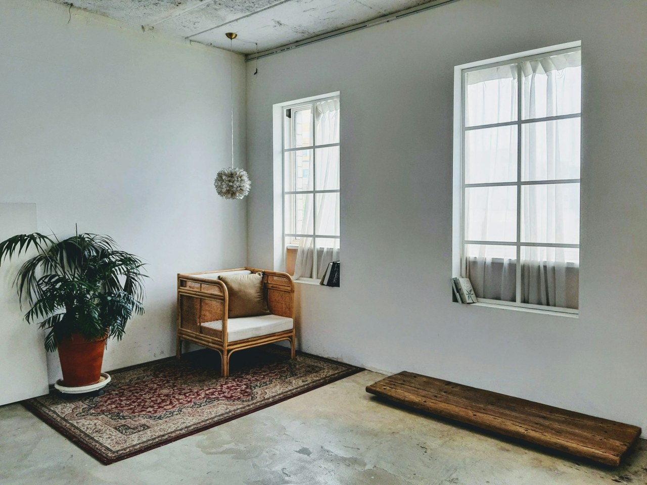 Як обрати меблі для невеликої квартири: ефективні рішення та тренди 2025