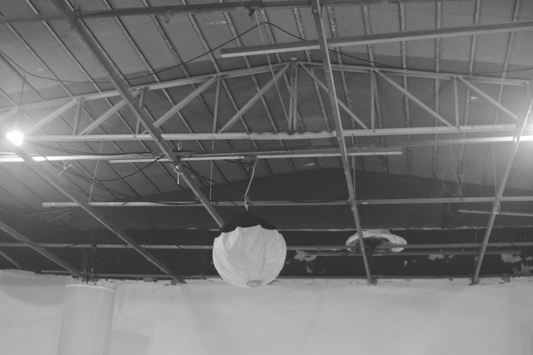 Чим відрізняються гіпсокартонні й натяжні стелі: плюси та мінуси